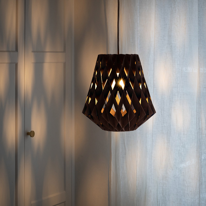 Suspension en bois SIGNATURE Ø28, forme pomme de pin, 3 coloris Pilke