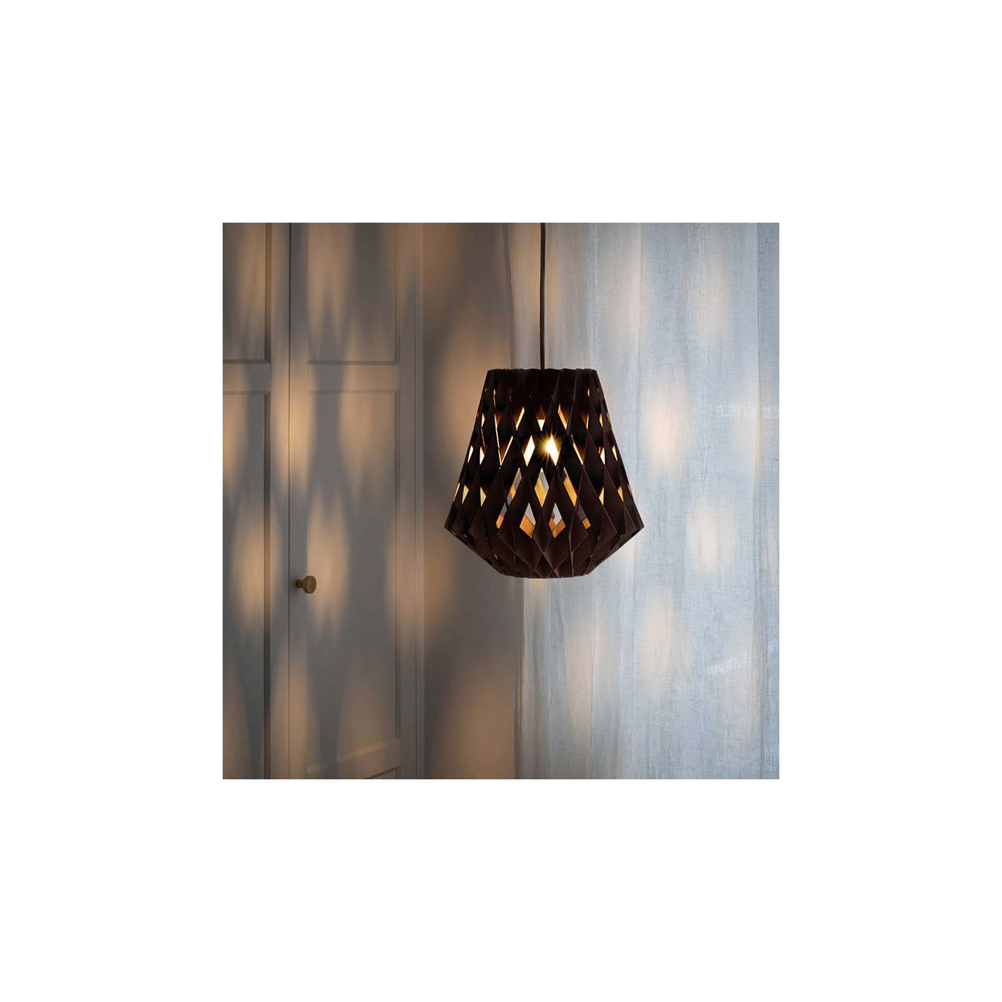 Suspension en bois SIGNATURE Ø28, forme pomme de pin, 3 coloris Pilke
