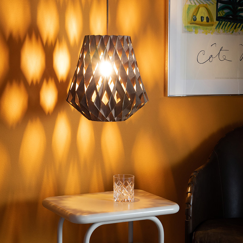 Suspension en bois SIGNATURE Ø28, forme pomme de pin, 3 coloris Pilke