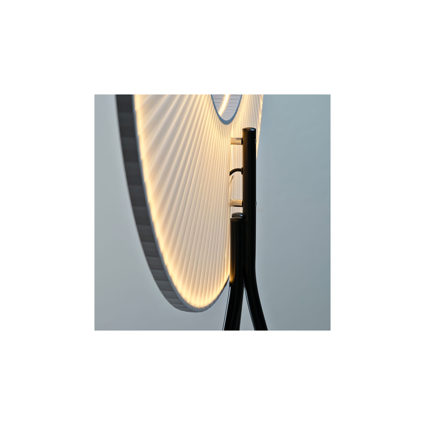 Lampadaire salon design IRIS FLOOR TRIPOD 80 Dix Heures Dix