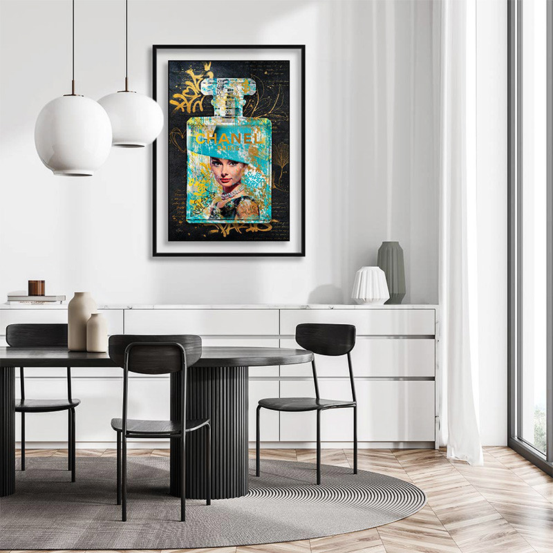 Tableau audrey hepburn BOUTEILLE CHANEL HEPBURN par Romaric Cadraven