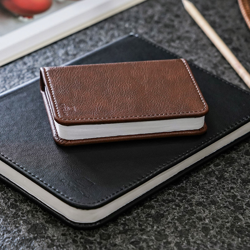 Lampe livre SMART BOOK LIGHT FIBRE LEATHER, 2 coloris, 2 tailles Gingko Design