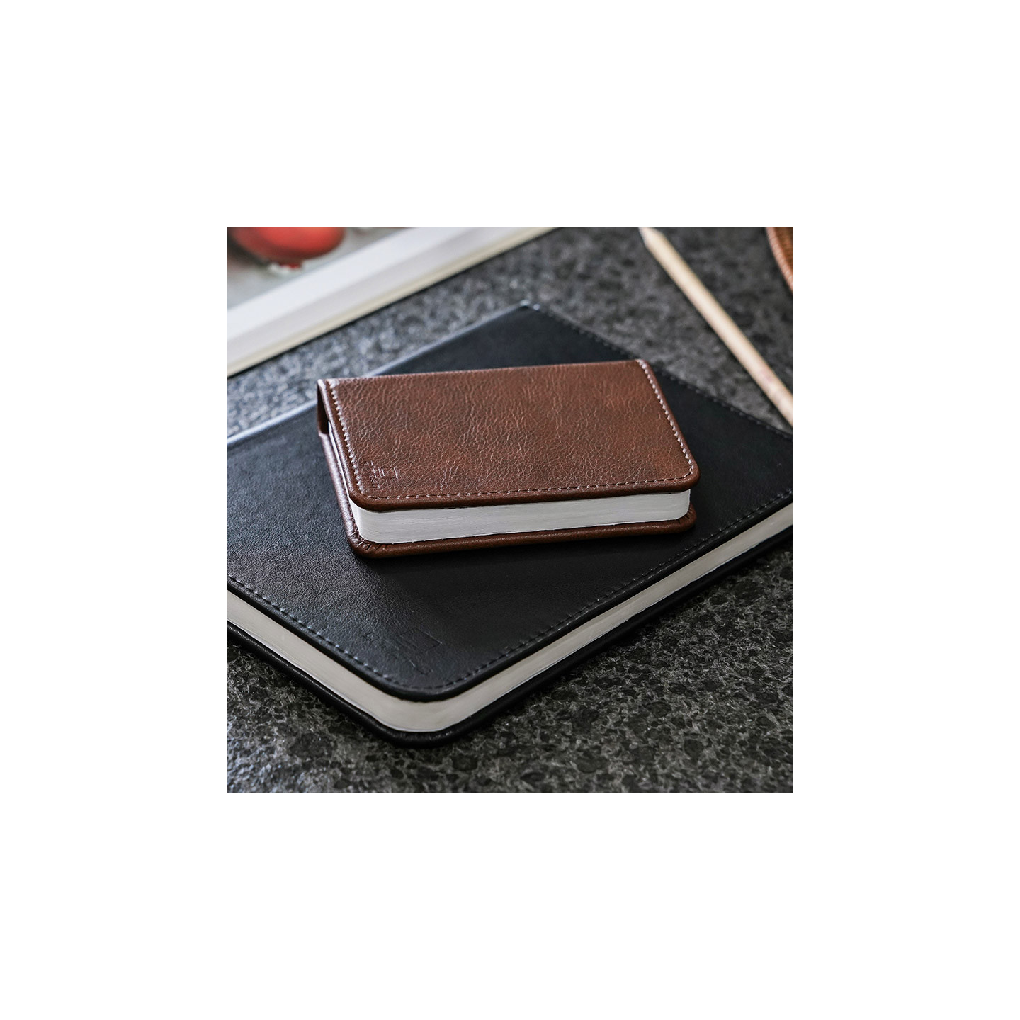 Lampe livre SMART BOOK LIGHT FIBRE LEATHER, 2 coloris, 2 tailles Gingko Design