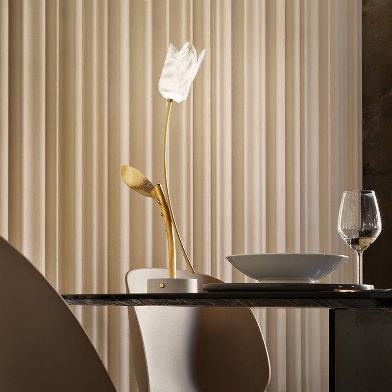 Lampe de table sans  fil rechargeable TULIP, 2 coloris Slamp
