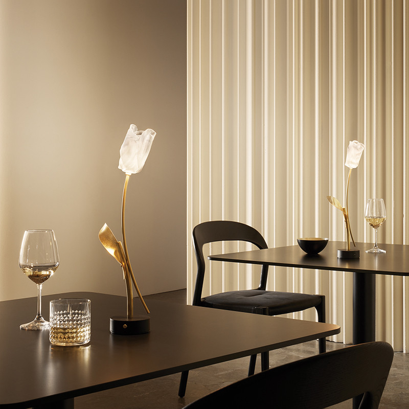 Lampe de table sans  fil rechargeable TULIP, 2 coloris Slamp