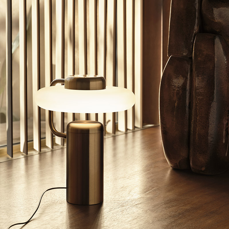 Lampe de table design italien TRATTO TABLE, noir ou laiton Kdln