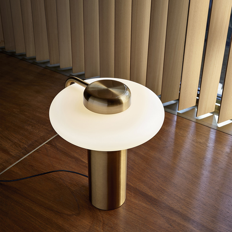 Lampe de table design italien TRATTO TABLE, noir ou laiton Kdln