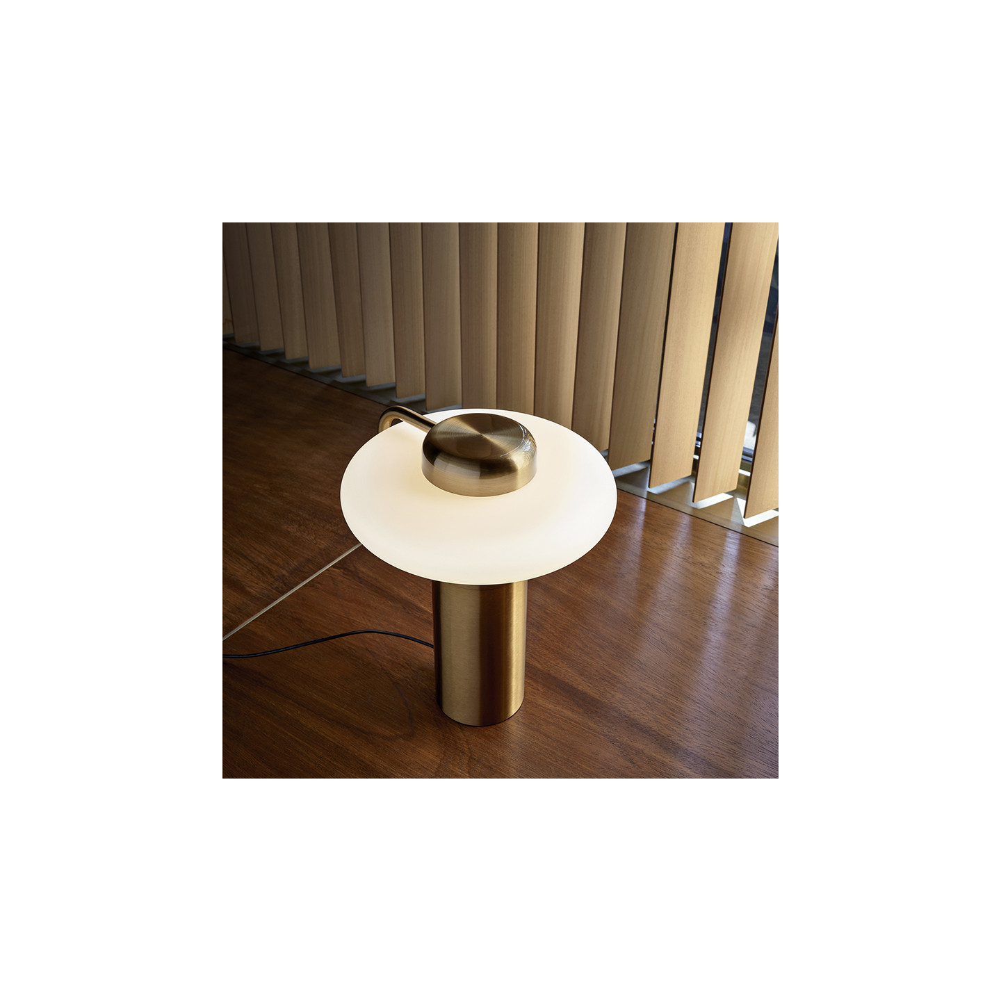 Lampe de table design italien TRATTO TABLE, noir ou laiton Kdln