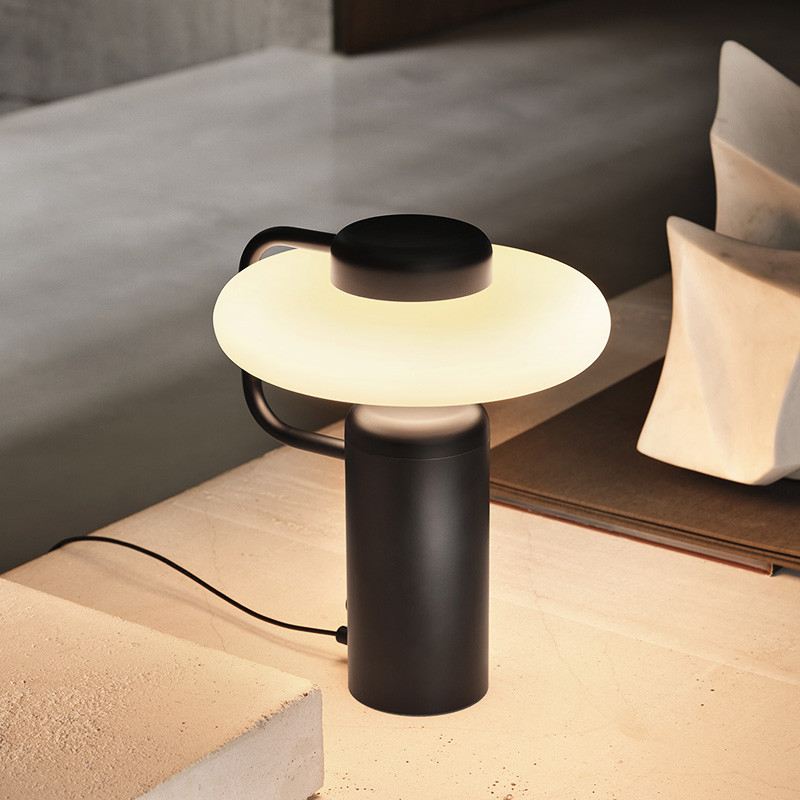 Lampe de table design italien TRATTO TABLE, noir ou laiton Kdln