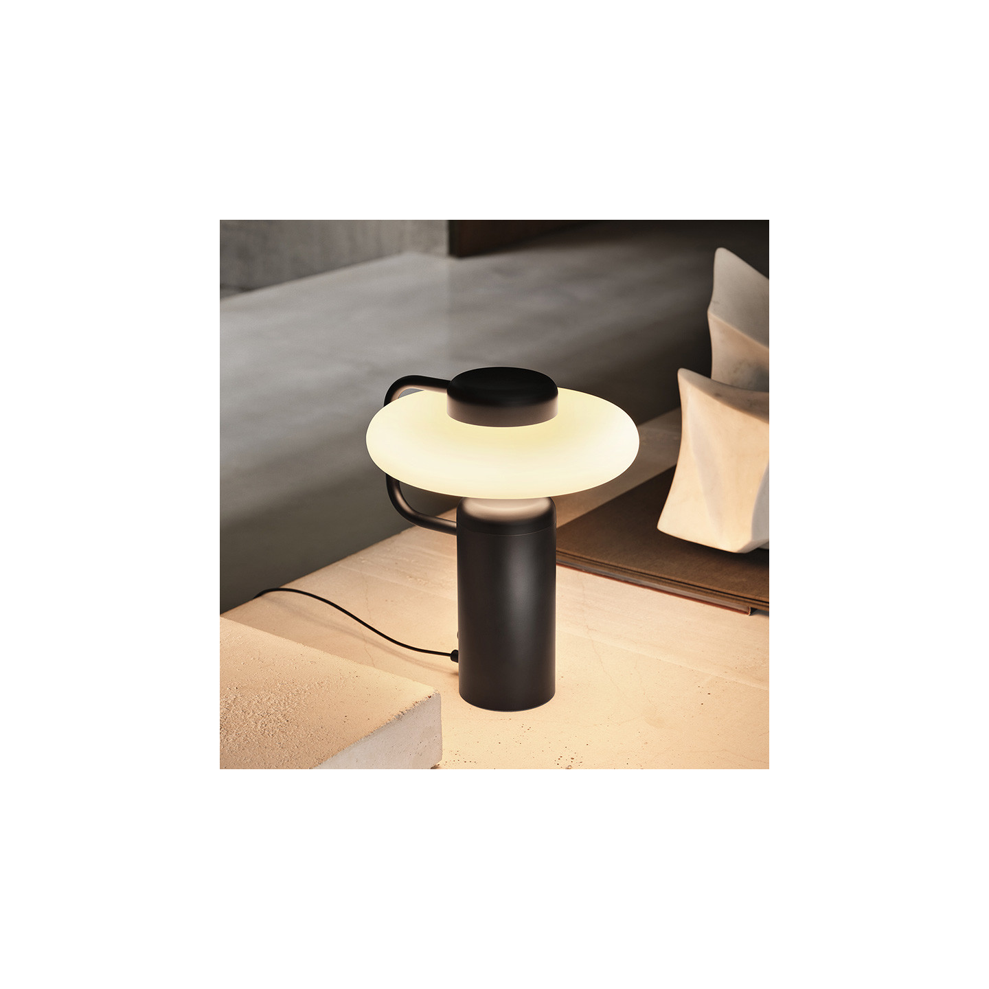 Lampe de table design italien TRATTO TABLE, noir ou laiton Kdln