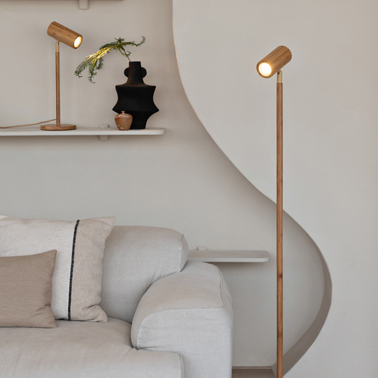 Lampadaire liseuse bois JAVA, naturel ou noir Good et Mojo