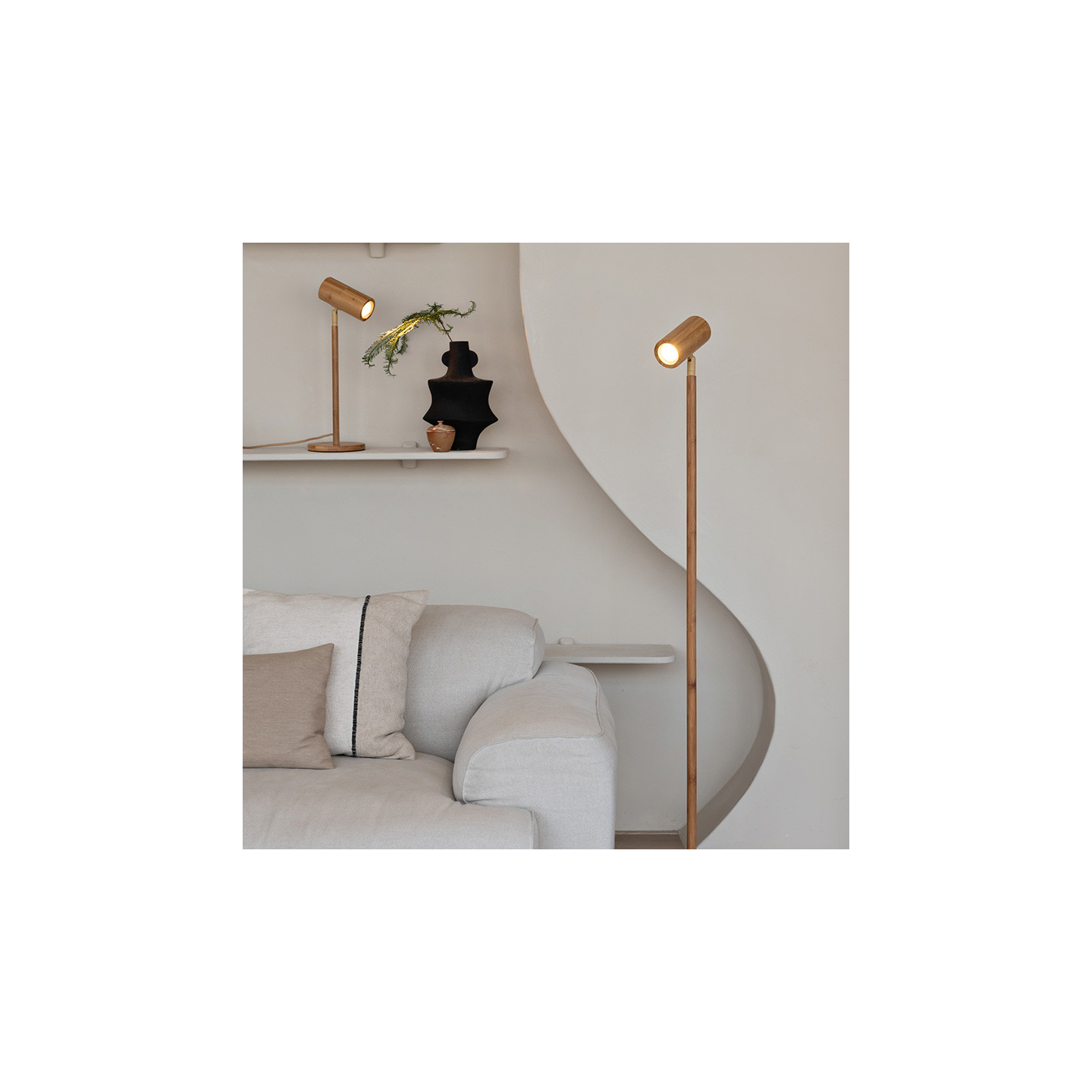 Lampadaire liseuse bois JAVA, naturel ou noir Good et Mojo
