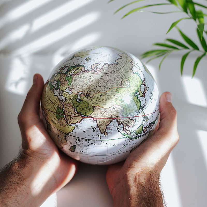 Globe qui tourne tout seul CASSINI ANTIQUE BLANC, 3 tailles Mova Globes