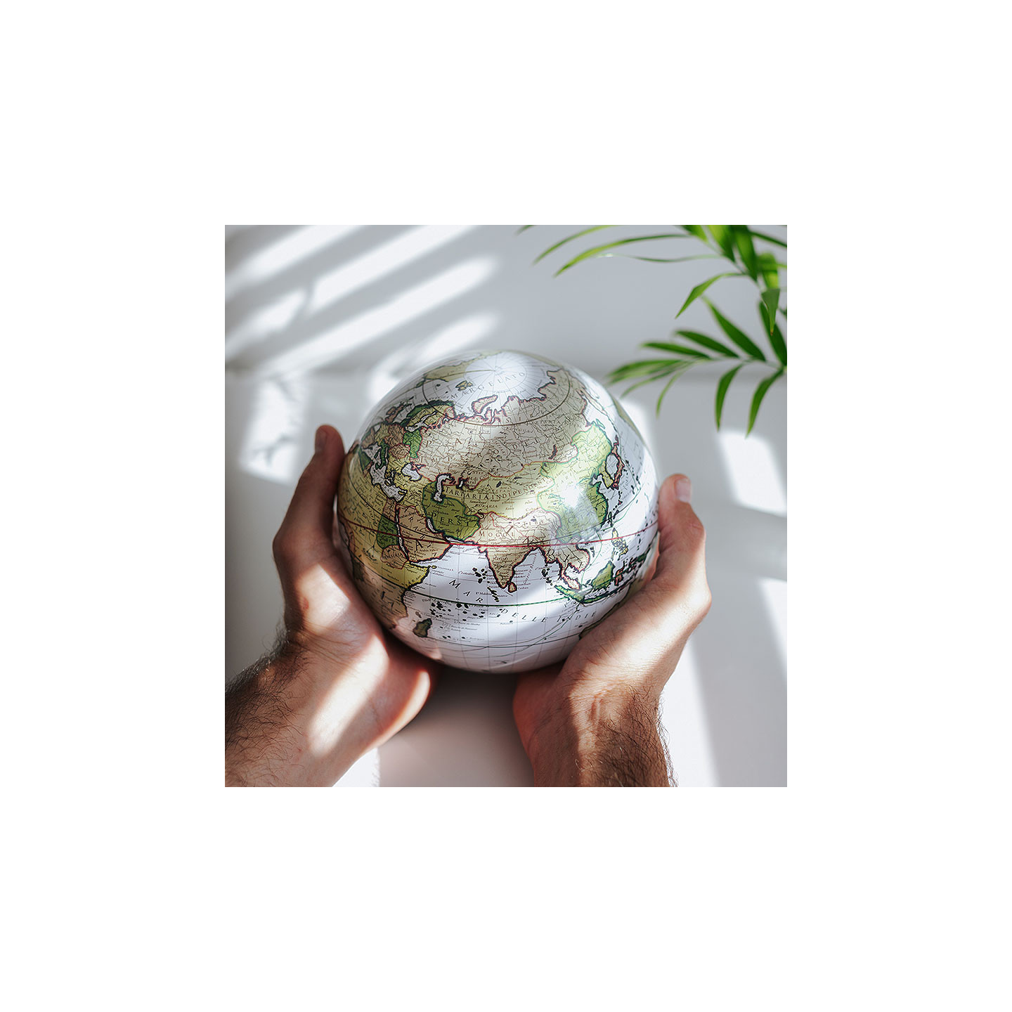 Globe qui tourne tout seul CASSINI ANTIQUE BLANC, 3 tailles Mova Globes