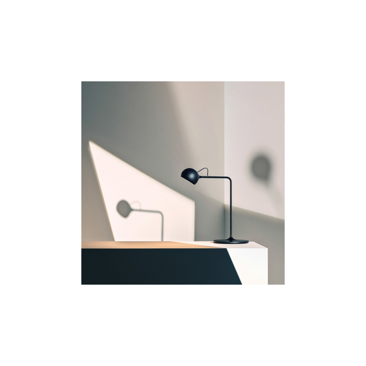 Lampe design de bureau IXA, 4 coloris Artemide