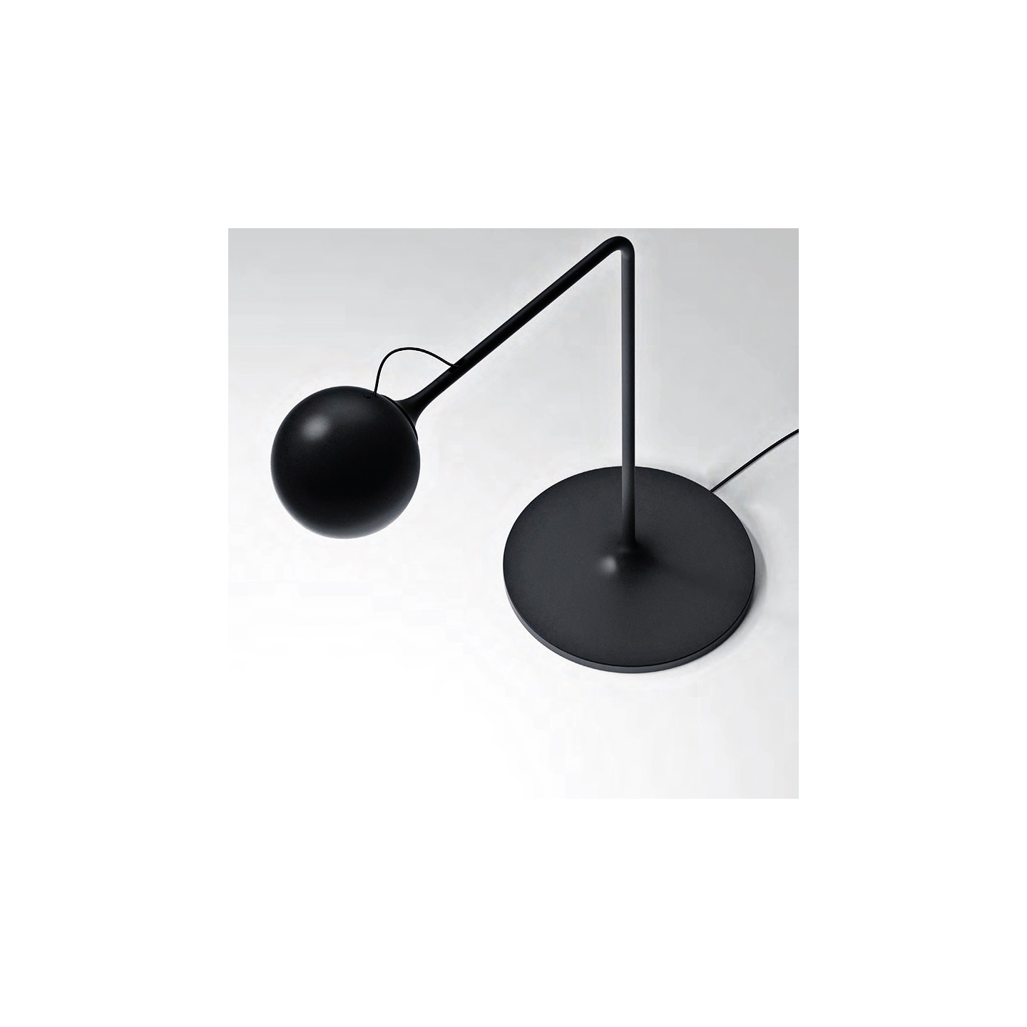 Lampe design de bureau IXA, 4 coloris Artemide